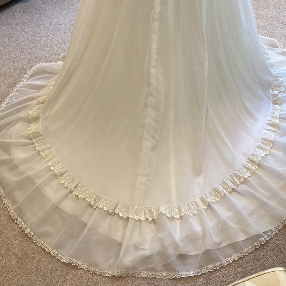 Vintage 1970s Long Sleeve Wedding Gown with Train Size Small Lace Daisy Details - Picture 13 of 15